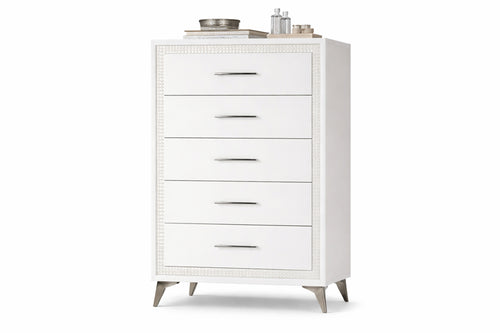 Chest de color blanco con cinco gavetas sobre un fondo blanco. 