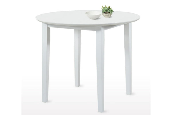 Mesa de comedor redonda y blanca con elementos decorativos encima de la mesa sobre un fondo blanco. 