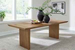 Una mesa de comedor rectangular de madera con un acabado de roble natural, ambientada en una habitación luminosa con dos jarrones oscuros de cerámica y plantas verdes encima.