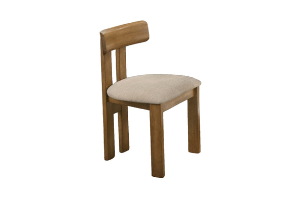 Silla de comedor de madera con asiento acojinado tapizado en tela beige claro, mostrada desde un ángulo de tres cuartos sobre un fondo blanco sólido.