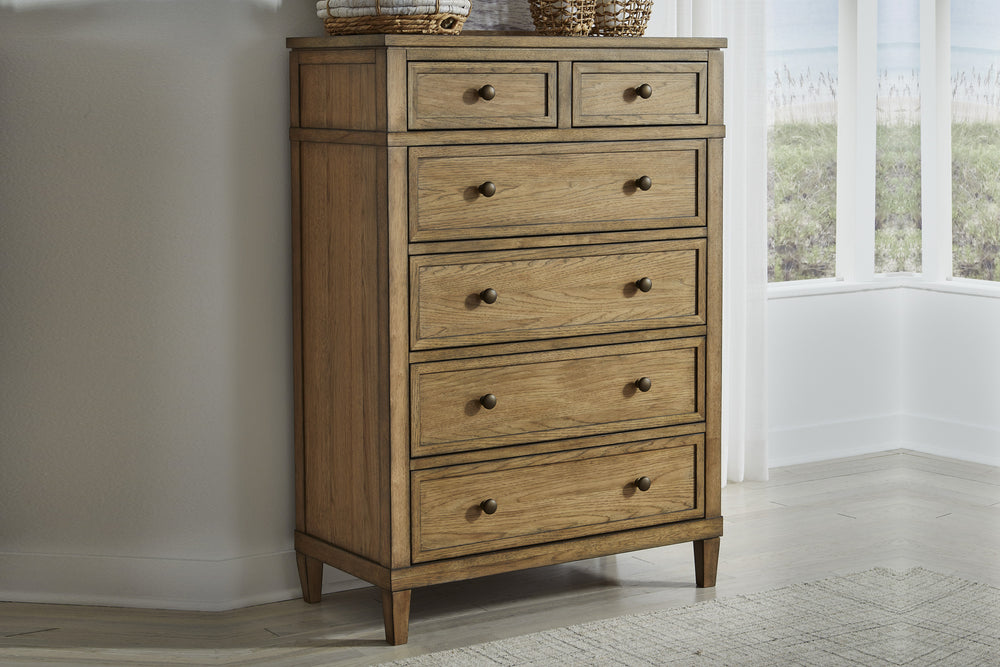 Vista frontal de un chest rústico de madera compuesto por 6 gavetas sobre un fondo blanco.