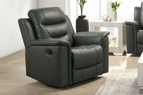 Butaca reclinable de gris oscuro en una sala moderna con objetos decorativos. 