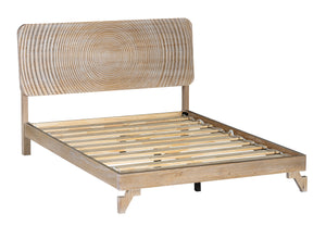 Estructura de cama tipo plataforma de madera natural clara con cabecero de ratán tejido con motivos circulares concéntricos, sobre un fondo blanco liso.