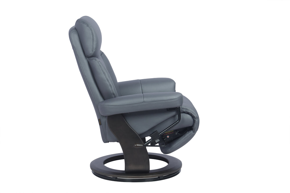 Sillón reclinable de color marrón con base de madera oscura y patas giratorias circulares negras, visto de perfil sobre un fondo blanco.