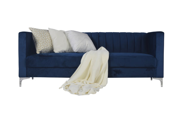 Sofá de color azul oscuro con tres cojines blancos y una sábana encima sobre un fondo blanco. 