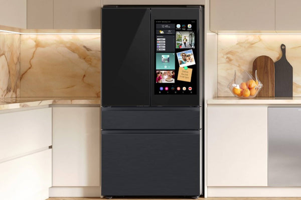 Nevera inteligente con pantalla táctil en un entorno de cocina