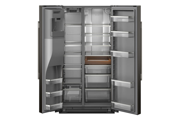 Una nevera de dos puertas verticales con ambas puertas abiertas, que muestra un interior espacioso con múltiples estantes, compartimentos en las puertas y un cajón central, fotografiado sobre un fondo blanco liso.