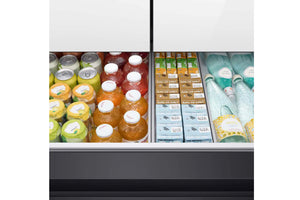 Puerta de la nevera abierta mostrando bebidas y bocadillos, incluidas botellas, latas y cajas.