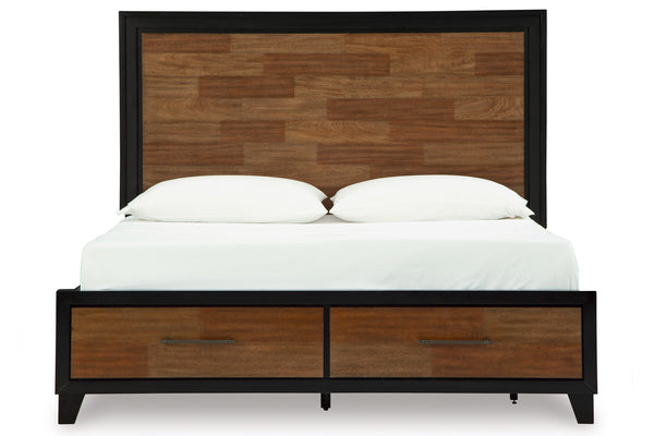 Cama de madera con gavetas de almacenaje y ropa de cama blanca sobre fondo blanco.