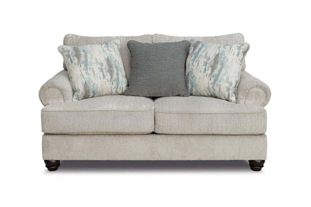 Loveseat gris con cojines decorativos sobre fondo blanco.