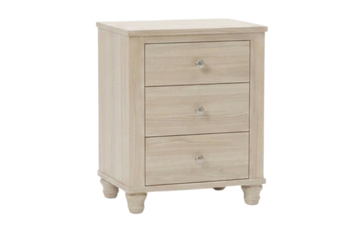 Mesita de noche de tres cajones, de madera natural clara, con pequeñas patas torneadas y tiradores plateados, sobre un fondo blanco liso.