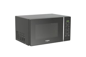 Un horno microondas Whirlpool compacto de color negro, con panel de control digital en el lado derecho y puerta de cristal, visto desde un ángulo de tres cuartos sobre un fondo blanco liso.