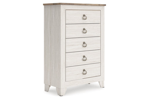 Un chest alta de cinco cajones con acabado de madera en blanco desgastado o blanco hueso, con una tapa de madera en tono marrón claro natural y tiradores de anillo de metal plateado redondo, presentada sobre un fondo blanco liso.