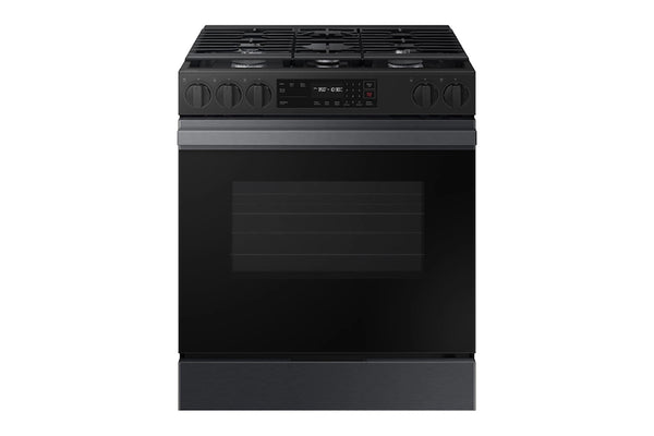 Estufa de gas de acero inoxidable con puerta de horno negra sobre fondo blanco.