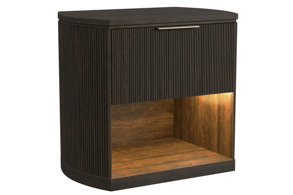 Mesa de noche con una gaveta y un estante por debajo de color marrón oscuro con luces LED sobre un fondo blanco. 