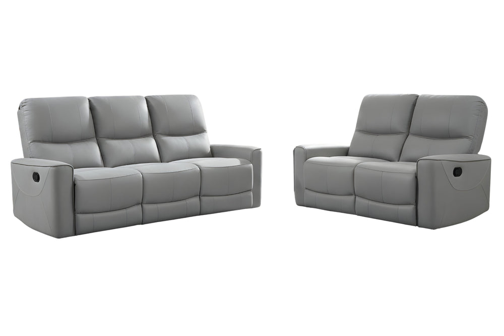 Sofá y loveseat reclinable de color gris sobre un fondo blanco. 