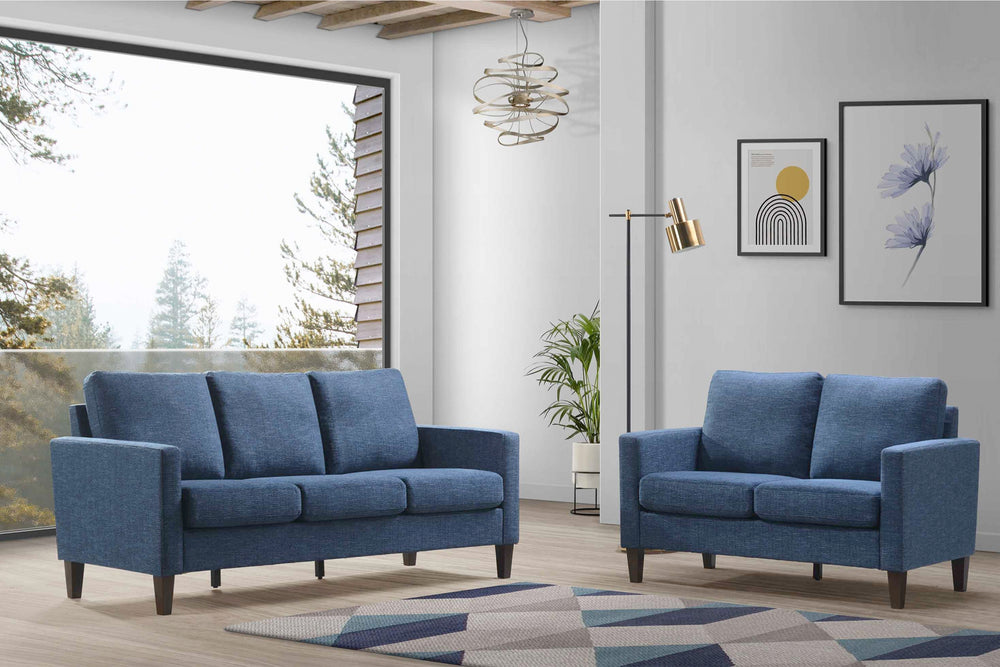 Sofá y loveseat de color azul en una sala con objetos decorativos. 