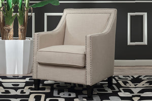 Silla de acento de color beige con objetos decorativos en una sala. 
