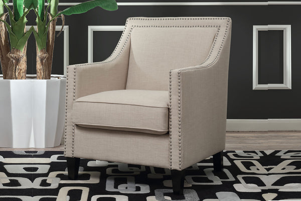 Silla de acento de color beige con objetos decorativos en una sala. 