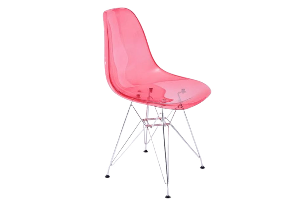 Silla transparente de color rosa con patas metálicas sobre un fondo blanco. 