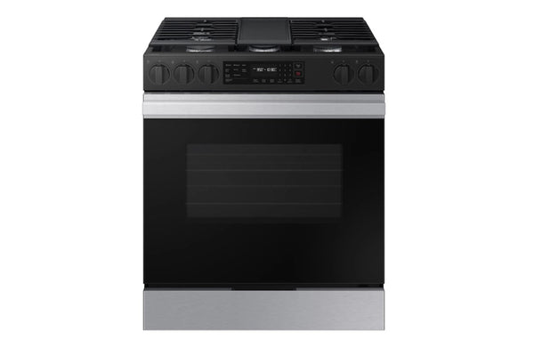 Estufa negra y plateada sobre fondo blanco.