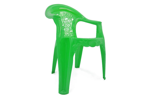 Silla de plástico verde con la palabra "Princesa" estampada en la parte delantera del respaldo sobre fondo blanco.