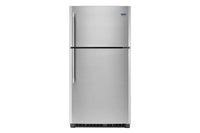 Nevera de acero inoxidable plateada sobre un fondo blanco. 