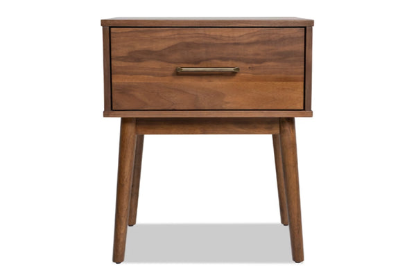 Mesa de esquina hecha de madera de color marrón sobre fondo blanco. 