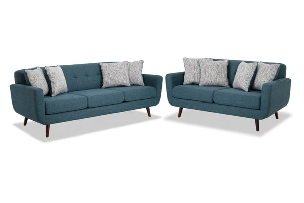 Sofá y loveseat azules con cojines estampados sobre fondo blanco.