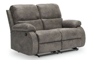 Un loveseat reclinable de color gris, con cojines mullidos y base de metal negro, que se muestra sobre un fondo blanco liso.