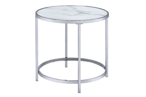 Mesa de esquinar redonda con tope de mármol blanco y con patas acabadas en metálico sobre un fondo blanco. 