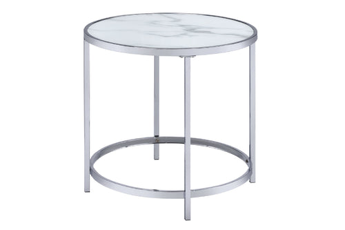 Mesa de esquinar redonda con tope de mármol blanco y con patas acabadas en metálico sobre un fondo blanco. 