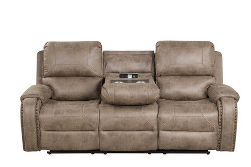 Sofá reclinable en color gris taupé con asientos acolchados, brazos con detalles de tachuelas decorativas y consola central abatible con portavasos y puertos de carga integrados, presentado sobre fondo blanco.