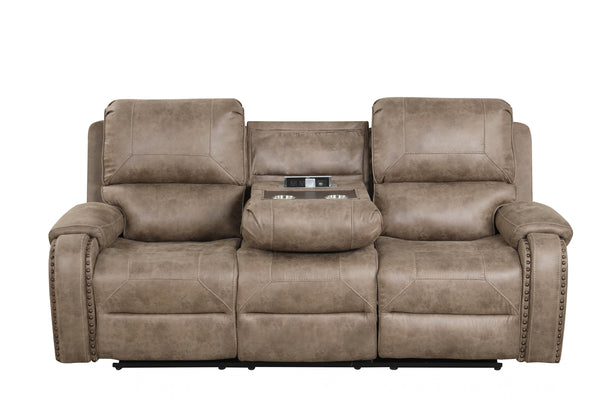 Sofá reclinable en color gris taupé con asientos acolchados, brazos con detalles de tachuelas decorativas y consola central abatible con portavasos y puertos de carga integrados, presentado sobre fondo blanco.