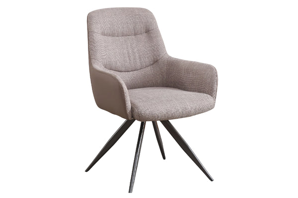 Una moderna silla decorativa tapizada, con asiento y respaldo de tela texturizada en color topo, sostenida por una base giratoria de metal negro con cuatro patas abiertas hacia afuera, presentada sobre un fondo blanco liso.