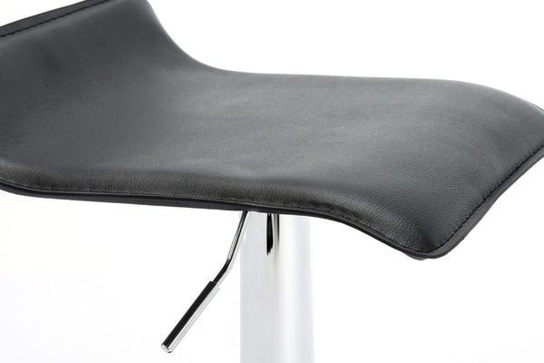 Vista cercana de taburete negro con base metálica sobre un fondo blanco. 