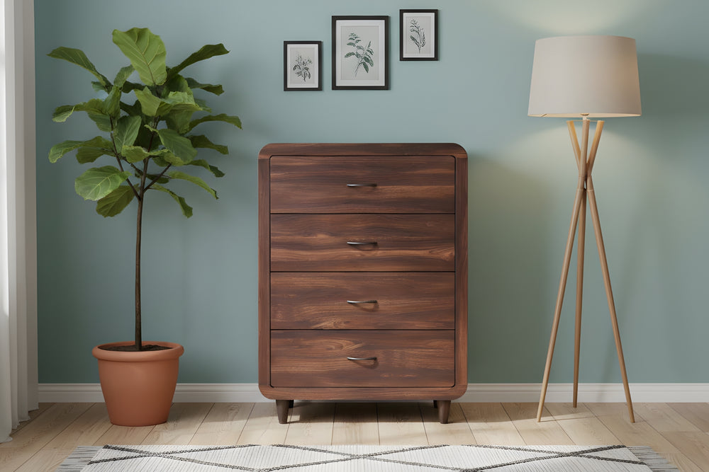 Chest rústico hecho de madera con cuatro gavetas sobre un fondo blanco. 