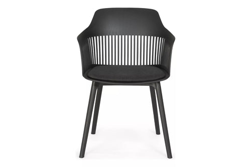 Silla negra con patas negras y con respaldar en un fondo blanco. 