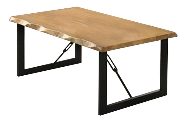 Una mesa de centro de madera con tablero de madera natural clara y base de estructura metálica negra, mostrada sobre un fondo blanco liso.