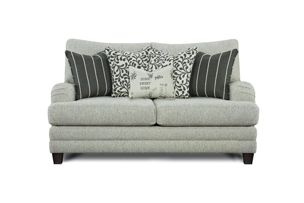 Loveseat de color gris claro con cojines sobre un fondo blanco. 