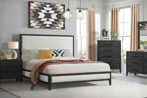 Conjunto de dormitorio moderno y negro que incluye una cama, un gavetero con espejo, una mesa de noche y un chest.