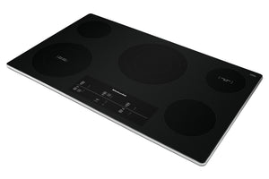 Un tope de cocción eléctrico KitchenAid negra con cuatro zonas de calentamiento circulares y un panel de control táctil en la parte inferior central, mostrada sobre un fondo blanco liso.