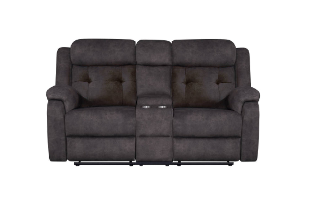 Un loveseat biplaza reclinable en tela gris carbón oscuro, con cojines de respaldo capitoné, reposabrazos acolchados y una consola central con portavasos, que se muestra sobre un fondo blanco liso.