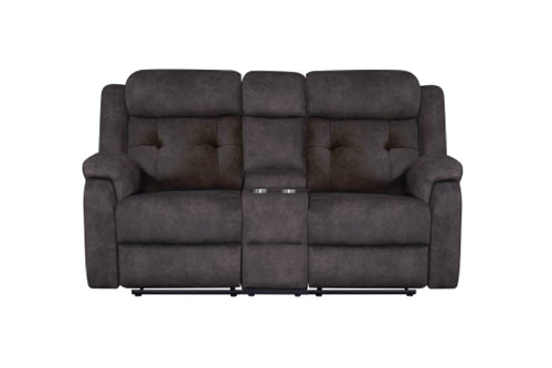 Un loveseat biplaza reclinable en tela gris carbón oscuro, con cojines de respaldo capitoné, reposabrazos acolchados y una consola central con portavasos, que se muestra sobre un fondo blanco liso.