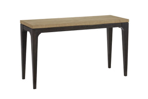 Mesa de consola rectangular con tope de madera marrón con base negra sobre un fondo blanco. 