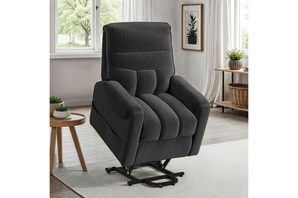 Butaca reclinable eléctrica tipo lift color beige, tapizada en tela, con respaldo alto acolchado, brazos curvos, asiento amplio con secciones acolchadas y base metálica elevadora visible, sobre fondo blanco. 