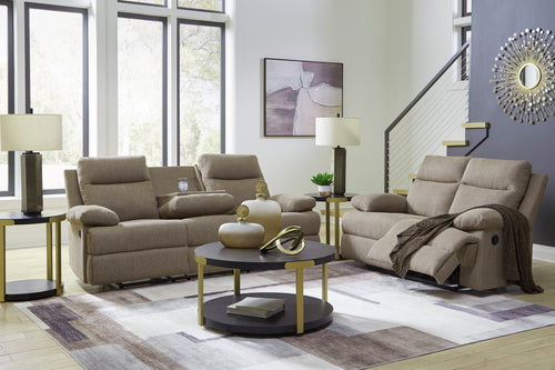 Sofá y loveseat reclinables de color beige, mesa de centro y elementos decorativos.
