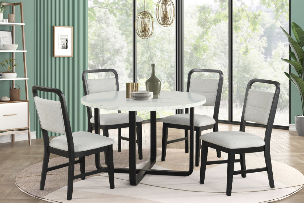 Juego de comedor contemporáneo con mesa redonda de acabado blanco tipo mármol y base negra geométrica, acompañado de cuatro sillas tapizadas en gris claro con estructura negra y respaldo curvo, presentado sobre fondo blanco.