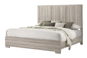 Una cama con estructura de plataforma de madera gris claro con un cabecero alto de varios paneles, decorada con ropa de cama blanca, almohadas verde oliva y una manta texturizada, todo ello sobre un fondo blanco liso.