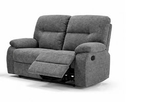 Loveseat reclinable tapizado en gris con un cojín extendido, mostrado sobre un fondo blanco impoluto.
